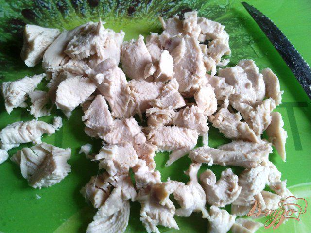 Фото приготовление рецепта: Салат из курицы с омлетом шаг №5