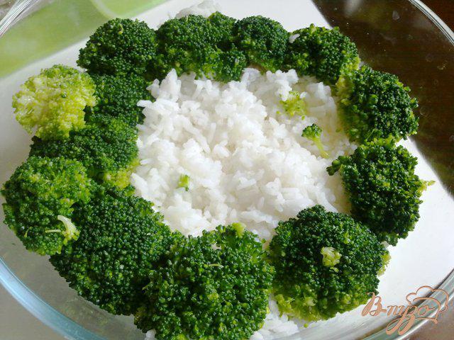 Фото приготовление рецепта: Семга с рисом, брокколи и пармезаном шаг №8