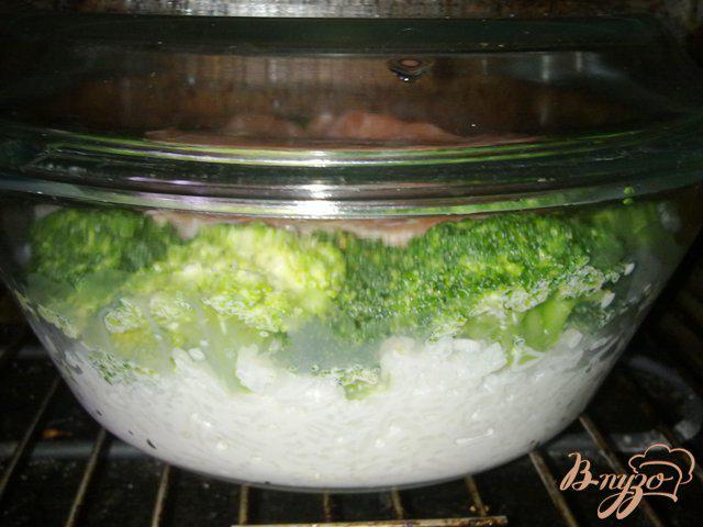 Фото приготовление рецепта: Семга с рисом, брокколи и пармезаном шаг №11