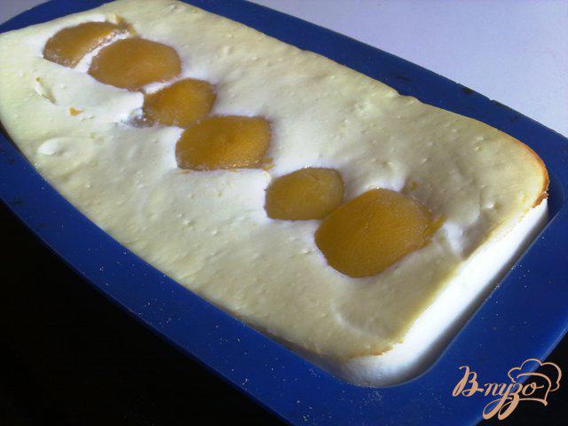 Фото приготовление рецепта: Творожный пирог с персиками шаг №7