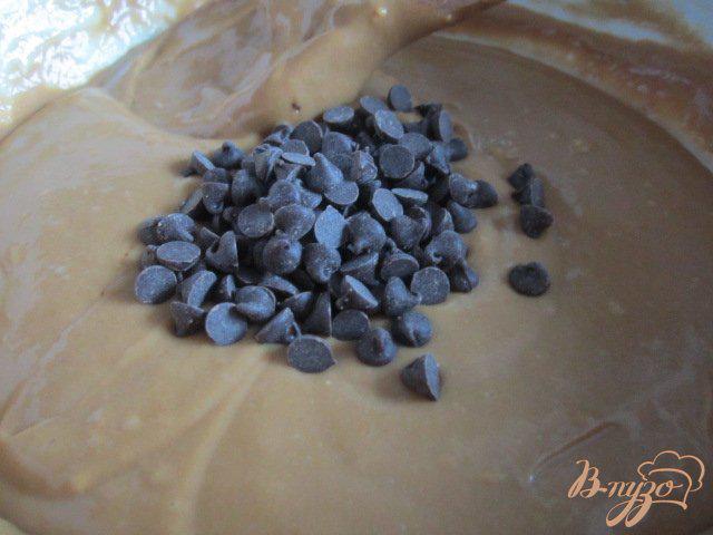 Фото приготовление рецепта: Кофейные оладьи с шоколадом шаг №6
