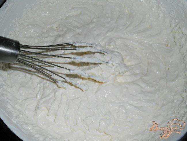 Фото приготовление рецепта: Творожно-ягодный тортик (без выпечки) шаг №3