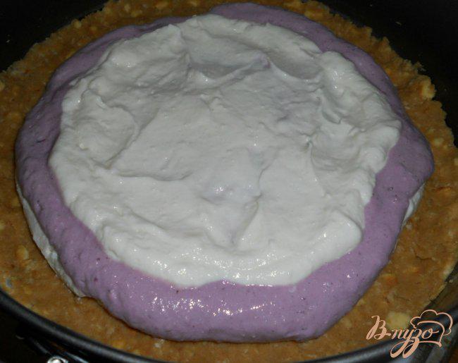 Фото приготовление рецепта: Творожно-ягодный тортик (без выпечки) шаг №5