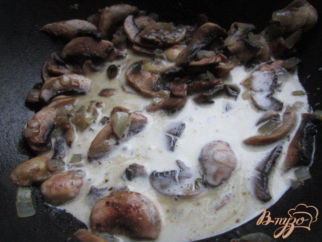 Фото приготовление рецепта: Запеканка из картофеля под грибным соусом шаг №5