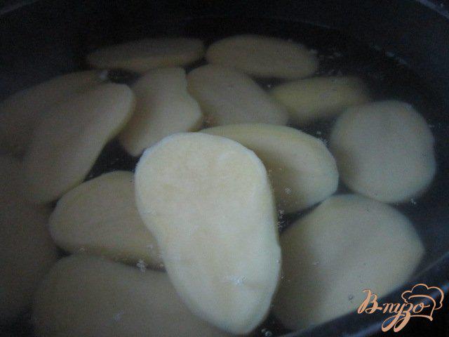 Фото приготовление рецепта: Запеканка из картофеля под грибным соусом шаг №2