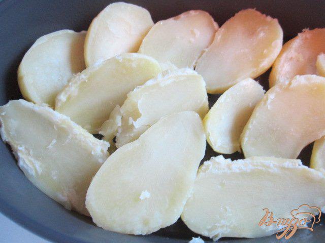 Фото приготовление рецепта: Запеканка из картофеля под грибным соусом шаг №8