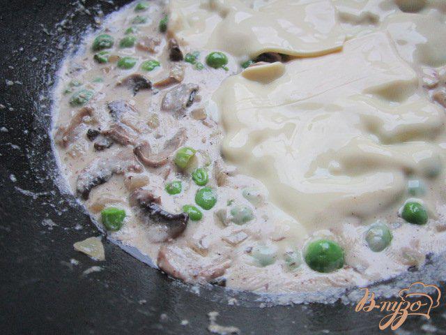Фото приготовление рецепта: Запеканка из картофеля под грибным соусом шаг №7
