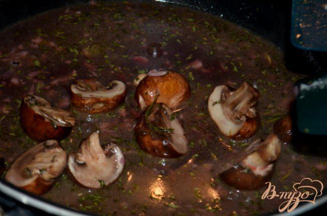 Фото приготовление рецепта: Стейк с грибами и с красным винным соусом шаг №3