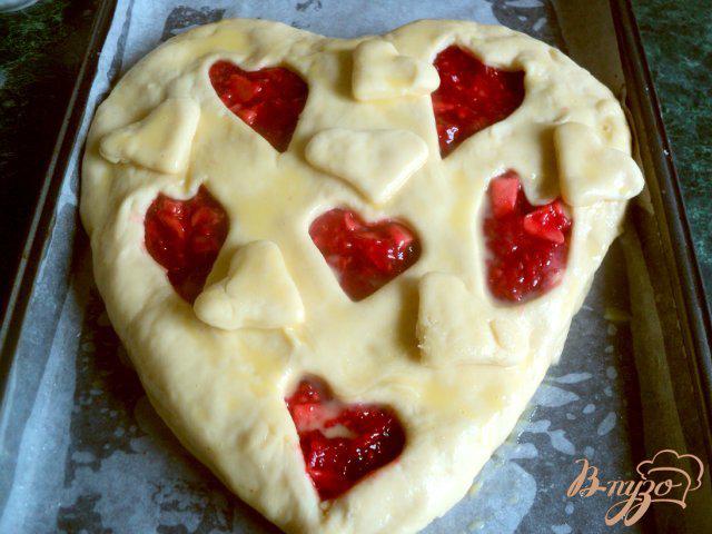 Фото приготовление рецепта: Пирог «Ягодное сердце» шаг №8