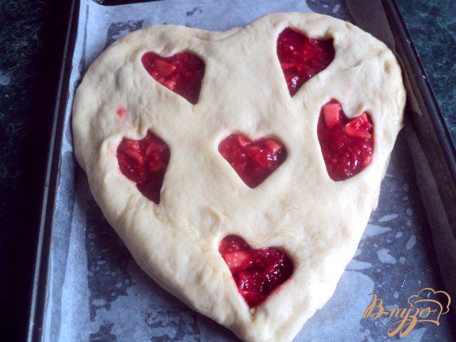 Фото приготовление рецепта: Пирог «Ягодное сердце» шаг №7