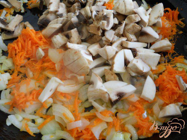 Фото приготовление рецепта: Рис с грибами в форме вулкана (вариант подачи блюда) шаг №2