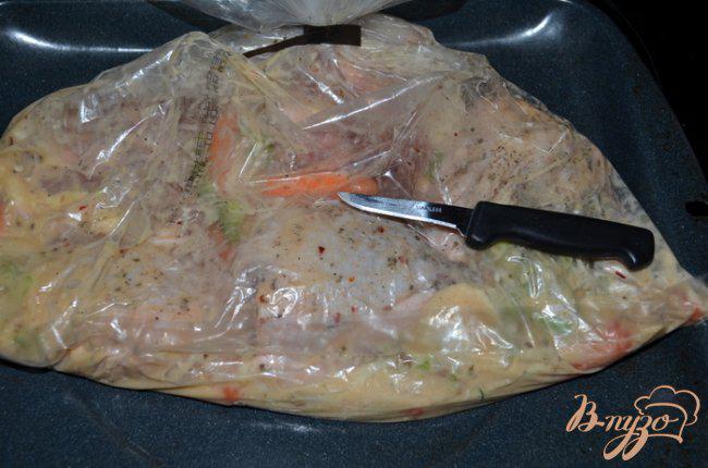 Фото приготовление рецепта: Куриные бедрышки в пакете с овощами шаг №3