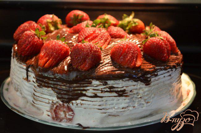 Фото приготовление рецепта: Клубничный маршмэллоу торт шаг №14