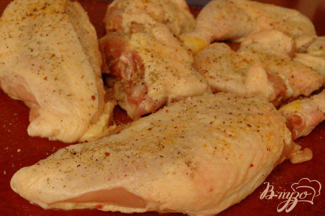 Фото приготовление рецепта: Запеченая курица, маринованная в кефире шаг №3