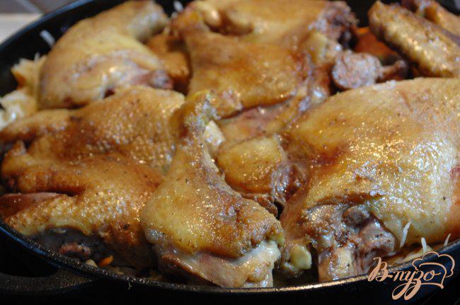 Фото приготовление рецепта: Утка по-деревенски с квашеной капустой, черносливом и тмином шаг №10