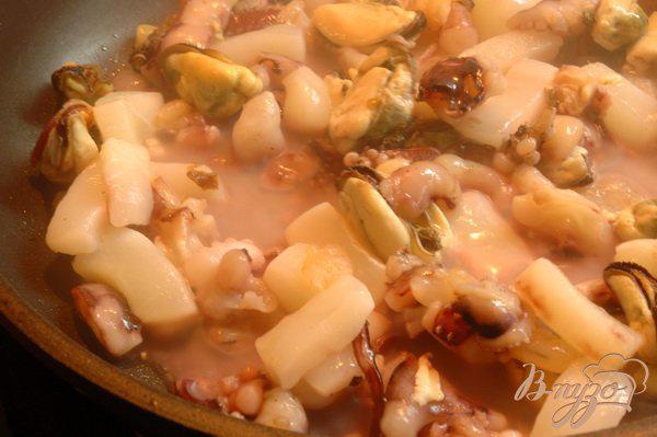Фото приготовление рецепта: Морепродукты с оливками в томатном соусе шаг №3