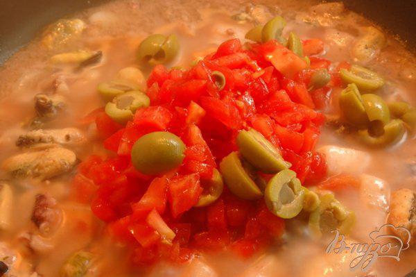 Фото приготовление рецепта: Морепродукты с оливками в томатном соусе шаг №4