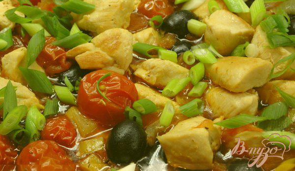 Фото приготовление рецепта: Куриное филе, тушеное с овощами и маслинами шаг №7