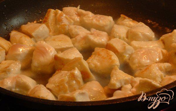 Фото приготовление рецепта: Куриное филе, тушеное с овощами и маслинами шаг №2