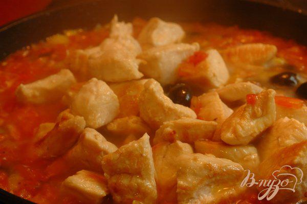 Фото приготовление рецепта: Куриное филе, тушеное с овощами и маслинами шаг №6