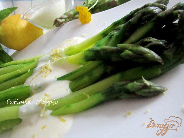 Фото приготовление рецепта: Зеленая спаржа с лимонным соусом шаг №5