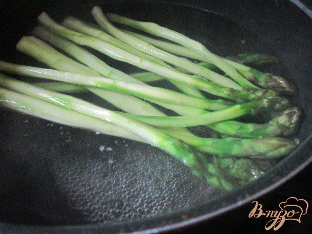 Фото приготовление рецепта: Зеленая спаржа с лимонным соусом шаг №2