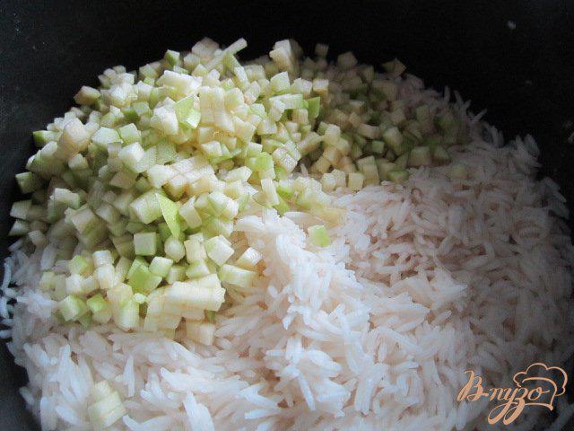 Фото приготовление рецепта: Рисовые биточки с яблоком , сыром и шпинатом шаг №3