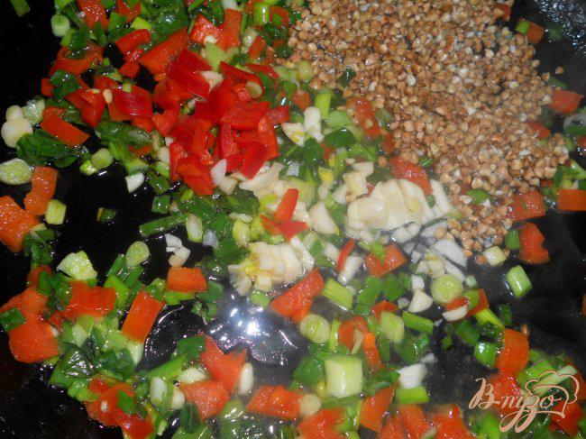 Фото приготовление рецепта: Суп с гречкой и черной фасолью шаг №4