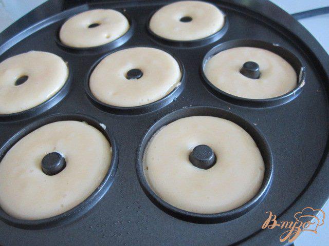 Фото приготовление рецепта: Пончики с молочным шоколадом шаг №4