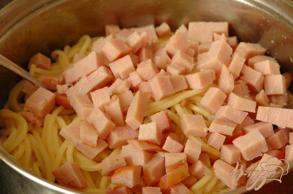 Фото приготовление рецепта: Спагетти, запеченные с ветчиной и томатом шаг №4