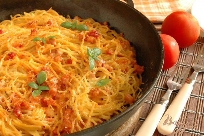 Фото приготовление рецепта: Спагетти, запеченные с ветчиной и томатом шаг №6