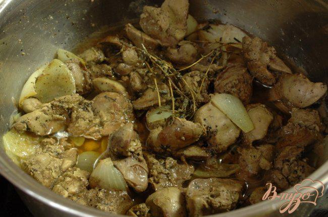 Фото приготовление рецепта: Пудинг из куриной печени с шампиньонами шаг №4