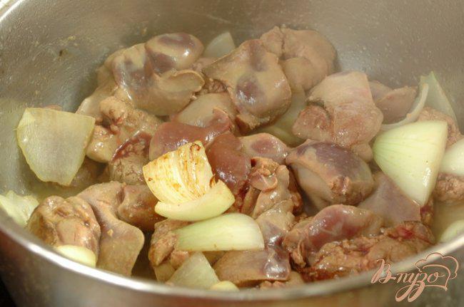 Фото приготовление рецепта: Пудинг из куриной печени с шампиньонами шаг №3