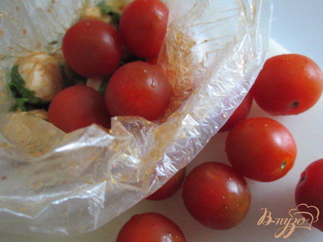 Фото приготовление рецепта: Закуска из моцареллы и томатов черри шаг №4