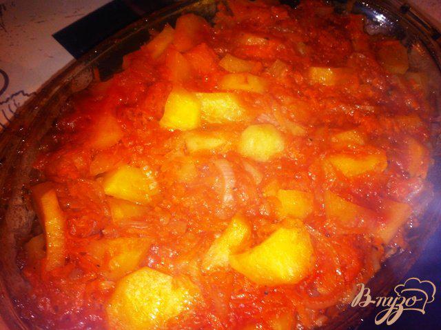 Фото приготовление рецепта: Тушеная картошечка с овощами. шаг №7