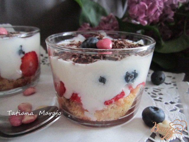 Фото приготовление рецепта: Десерт с ягодами и йогуртом шаг №6