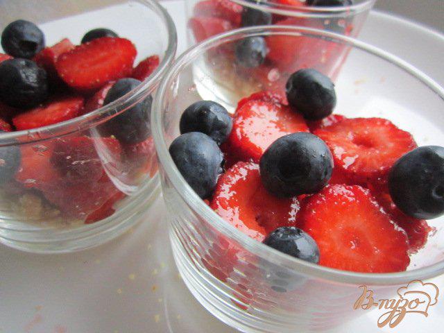 Фото приготовление рецепта: Десерт с ягодами и йогуртом шаг №4