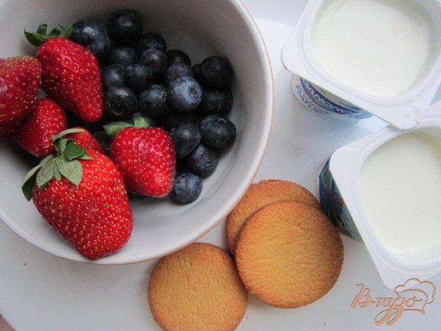 Фото приготовление рецепта: Десерт с ягодами и йогуртом шаг №1