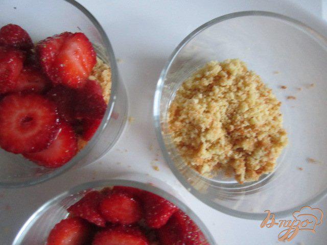 Фото приготовление рецепта: Десерт с ягодами и йогуртом шаг №3