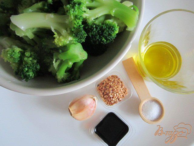 Фото приготовление рецепта: Теплый салат с капустой брокколи шаг №1
