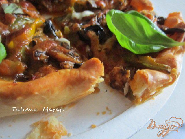 Фото приготовление рецепта: Тарт-пицца с овощами и сардинами шаг №10