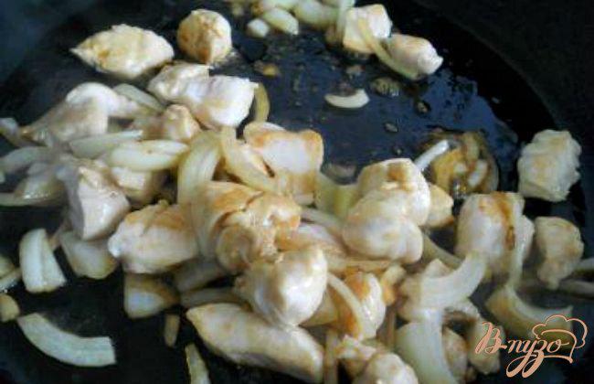 Фото приготовление рецепта: Салат с фасолью, курицей и сухариками шаг №1
