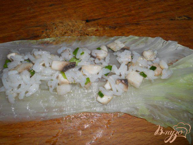Фото приготовление рецепта: Капустные рулетики с рыбным салатом шаг №5