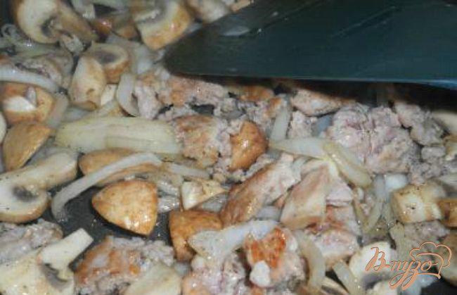Фото приготовление рецепта: Запеканка из баклажанов, фарша и грибов шаг №3