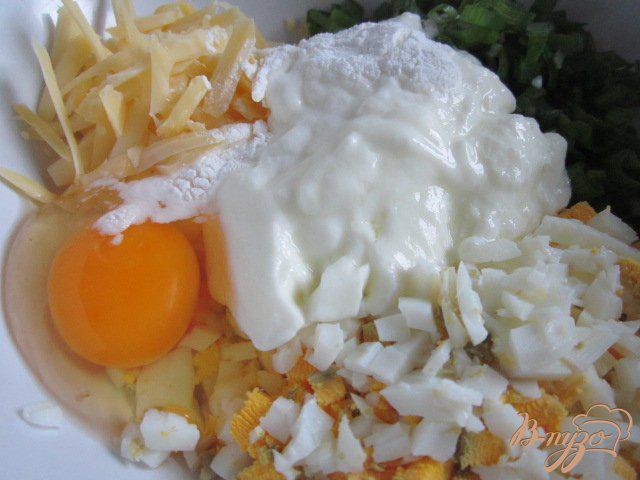 Фото приготовление рецепта: Оладьи с яйцом, зеленым луком и сыром шаг №2