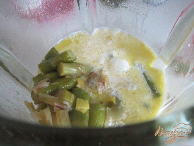 Фото приготовление рецепта: Спаржевый суп с гренками и яйцом пашот шаг №6