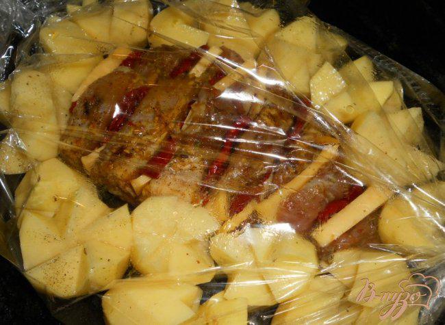 Фото приготовление рецепта: Свинина, запеченная в рукаве с картофелем шаг №4