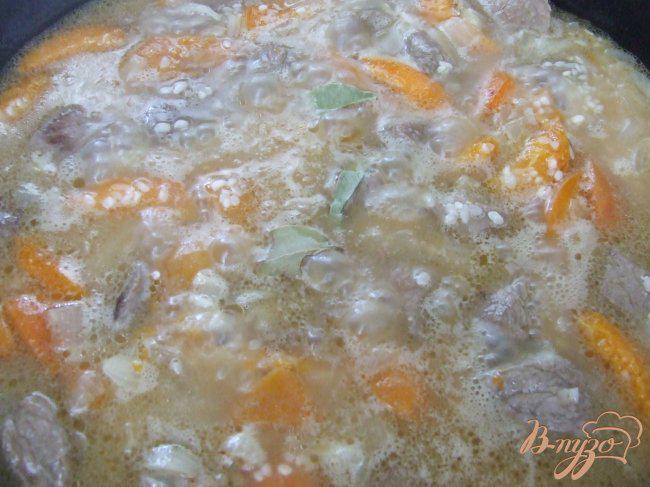 Фото приготовление рецепта: Рис с мясом и абрикосами шаг №4