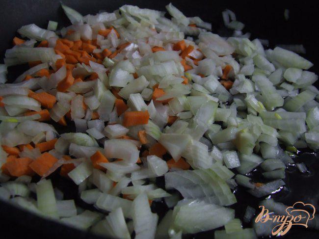 Фото приготовление рецепта: Рис с мясом и белыми грибами шаг №4