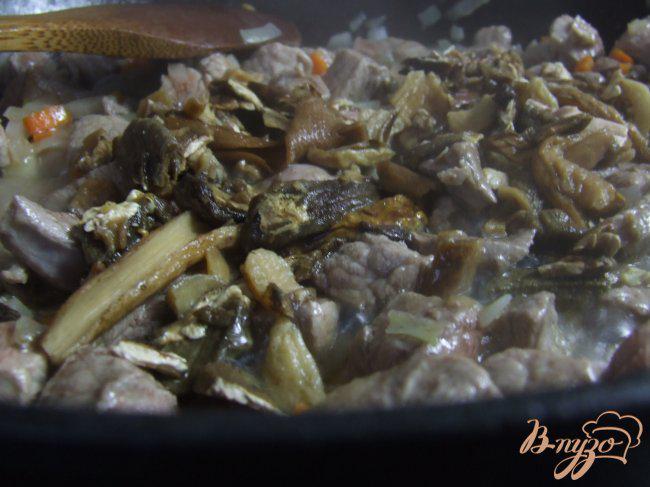 Фото приготовление рецепта: Рис с мясом и белыми грибами шаг №6